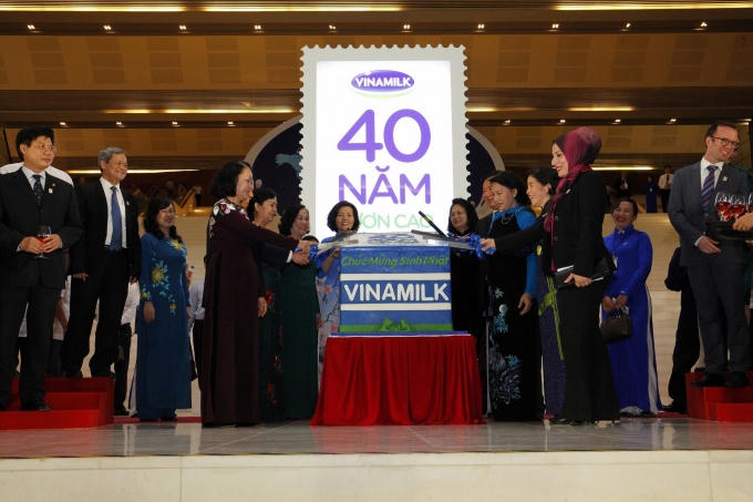 Bà Nguyễn Thị Kim Ngân-Ủy viên Bộ Chính trị, Chủ tịch Quốc hội Việt Nam; ông Đinh La Thăng - Bí Thư Thành Ủy TP Hồ Chí Minh; bà Mai Kiều Liên – Tổng Giám Đốc Vinamilk cùng khách mời thực hiện nghi thức cắt bánh chúc mừng sinh nhật Vinamilk tròn 40 tuổi.