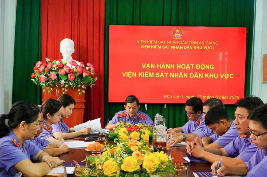 Quang cảnh buổi làm việc
