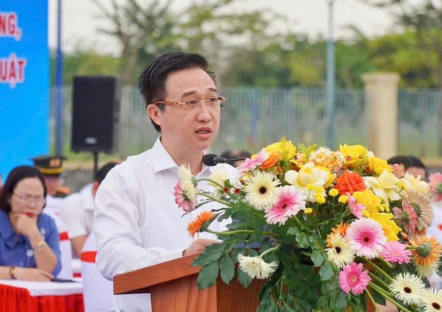 Ông Đặng Minh Thông - Phó Chủ tịch UBND tỉnh, Trưởng Ban chỉ đạo 138 tỉnh Bà Rịa – Vũng Tàu phát biểu chỉ đạo tại Lễ ra quân. Hình: CAT