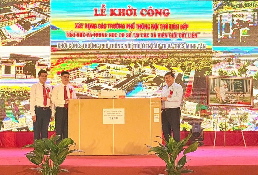 Phó Thủ tướng Nguyễn Chí Dũng tặng quà cho Trường Phổ thông nội trú liên cấp Tiểu học và Trung học cơ sở Minh Tân. ( Ảnh: VGP/Thu Sa).
