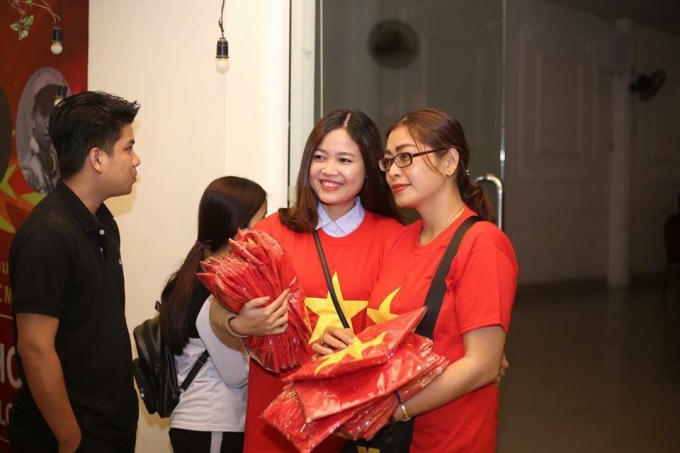 Buổi ofline còn tặng băng rôn cổ động cho khách mời và các cổ động viên đến tham dự.