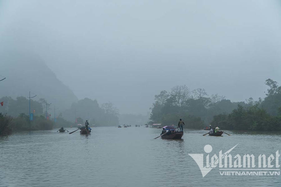 H&agrave;ng trăm thuyền, đ&ograve; ngược xu&ocirc;i đưa đ&oacute;n kh&aacute;ch đến trẩy h&ocirc;i ch&ugrave;a Hương