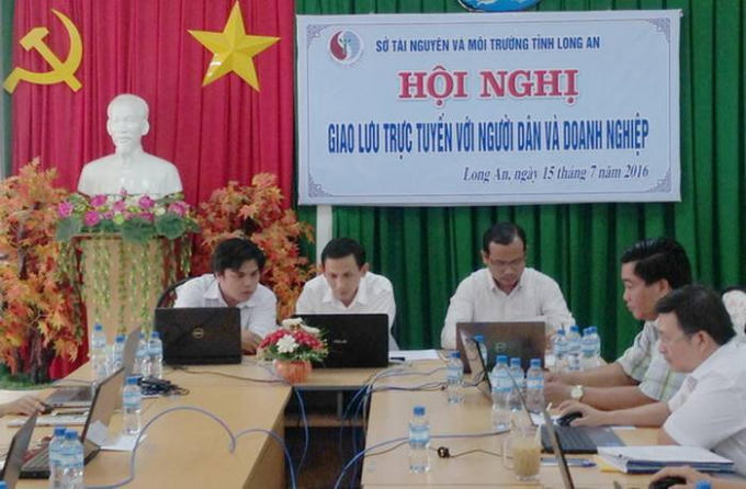 Lãnh đạo Sở TN&MT Long An giao lưu trực tuyến với người dân và doanh nghiệp. Ảnh: Internet