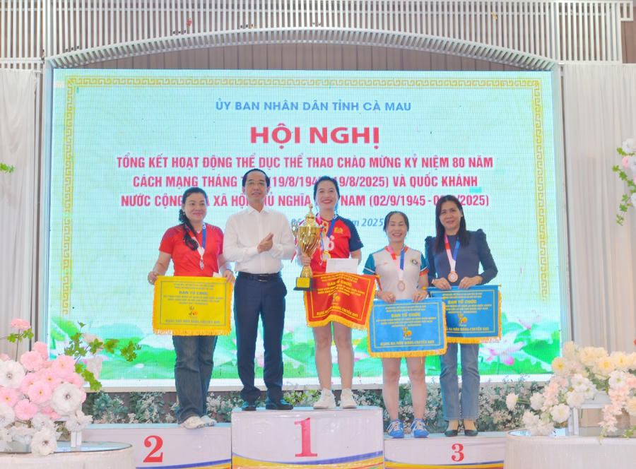 Ông Hồ Thanh Thủy - Ủy viên BTV Tỉnh ủy, Trưởng Ban Tổ chức Tỉnh ủy Cà Mau, trao Huy chương Vàng ở môn Bóng chuyền hơi nữ (Đội tuyển Công an tỉnh Cà Mau).
