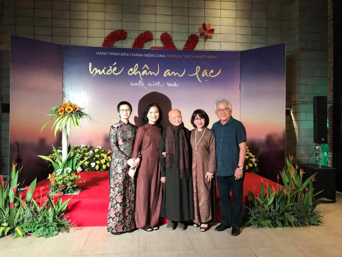 Sư Cô Chân Không (ở giữa) và vợ chồng ca sĩ Trịnh Vĩnh Trinh (bên trái) người có công đưa cuốn phim về VN.