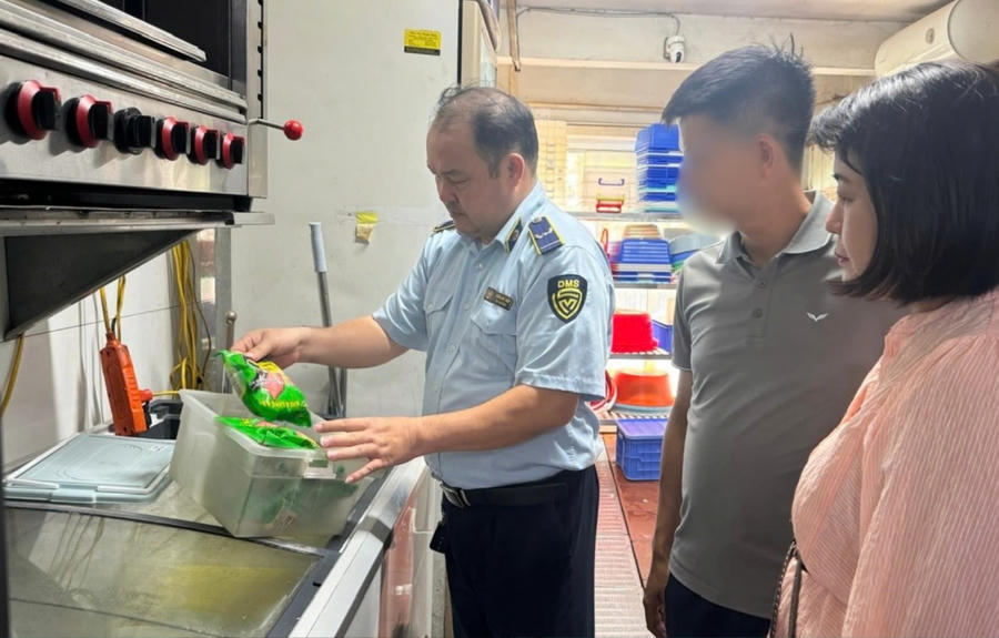 Đoàn kiểm tra liên ngành an toàn thực phẩm quận Cầu Giấy (Hà Nội) đã tiến hành kiểm tra đột xuất cơ sở “Lòng chát quán” tại địa chỉ số 18 Trần Thái Tông, phường Dịch Vọng Hậu.