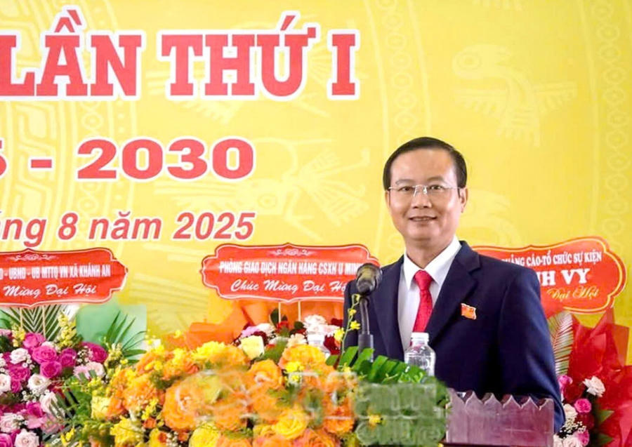 Ông Lê Hồng Thịnh - Bí thư Đảng ủy, Chủ tịch HĐND xã U Minh, phát biểu tại Đại hội đại biểu Đảng bộ xã lần thứ I, nhiệm kỳ 2025 – 2030 (Ảnh: Báo và Phát thanh, Truyền hình Cà Mau).
