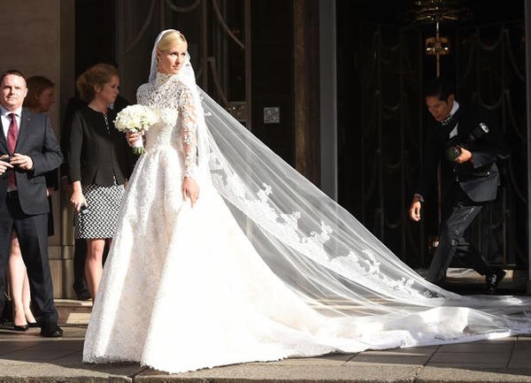 Nicky Hilton xuất hiện lộng lẫy trong ngày cưới của mình khi diện một thiết kế đắt giá đến từ thương hiệu Valentino. Ảnh: Internet