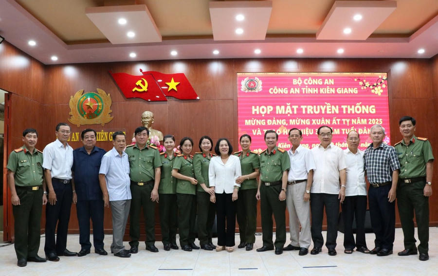 Các đại biểu chụp hình lưu niệm