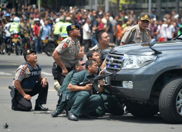Rất nhiều cảnh sát có mặt tại hiện trường (Ảnh: Reuters)
