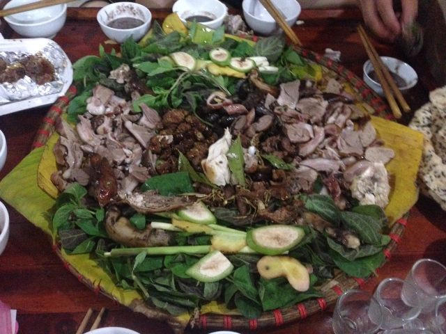 Cỗ cưới nhà chồng bằng thịt chó khiến cô dâu không thoải mái. Ảnh minh họa