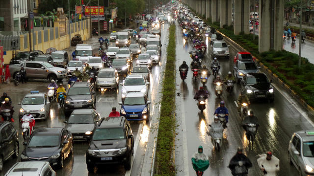 Đường Nguyễn Trãi, nút giao với đường Khuất Duy Tiến, đông đúc từ 7h sáng.