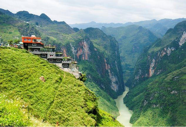 Công trình xay dựng trái phép tại đèo Mã Pì Lèng bị dư luận lên án trong thời gian qua.