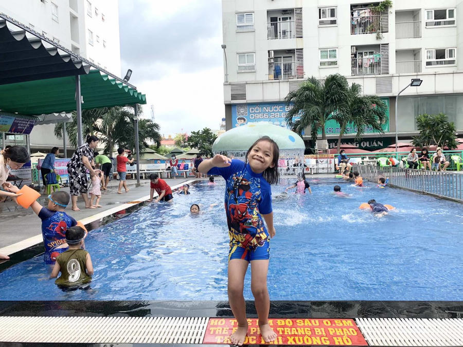 Các em thiếu nhi phường Tân Thới Nhất (quận 12, TP HCM) hào hứng tham gia lớp học bơi miễn phí dịp hè 2024.