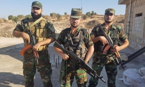 Tướng Al-Hassan (giữa) và các binh sĩ  thuộc đặc nhiệm Tiger Force. Ảnh: Almasdar News.