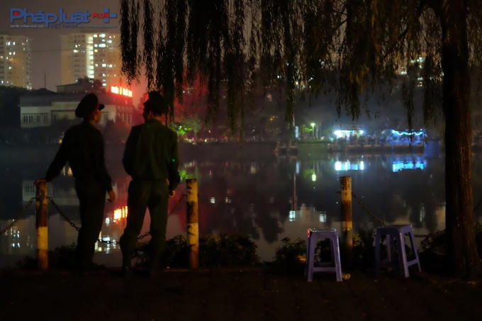 Hai chiến sĩ trẻ đang trực canh gác đảm bảo tuyệt đối an toàn không để người dân lại gần trận địa pháo hoa.