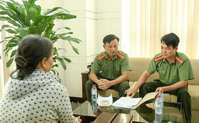 Nhờ ngân viên ngân hàng và công an can thiệp kịp thời nên quý bà không bị mất tiền tỷ-ảnh minh họa.