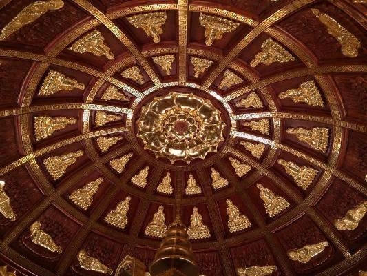 Bức trần trong bảo tháp được trang trí theo phong cách Ấn Độ rất huyền bí. Ảnh: Bảo Yến.