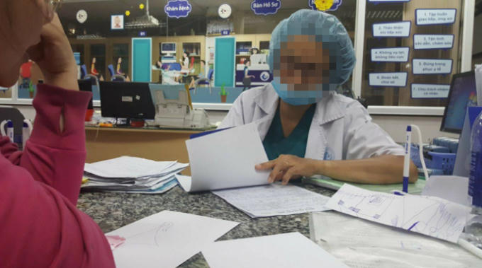 Chị Trần Thị MC trao đổi với bác sĩ  Th, người khám cho cháu N.T.P.N.