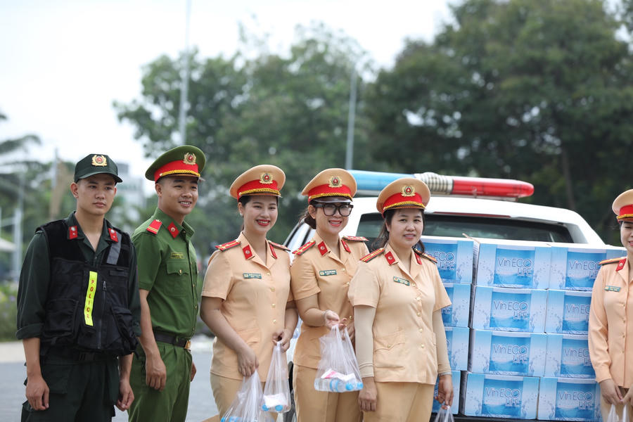 Trong cao điểm Lễ Quốc khánh 2/9, suốt 4 ngày nghỉ lễ, vào các buổi sáng – trưa – chiều, lực lượng CSGT Đồng Nai sẽ phát nước xuyên suốt tại các tuyến quốc lộ.