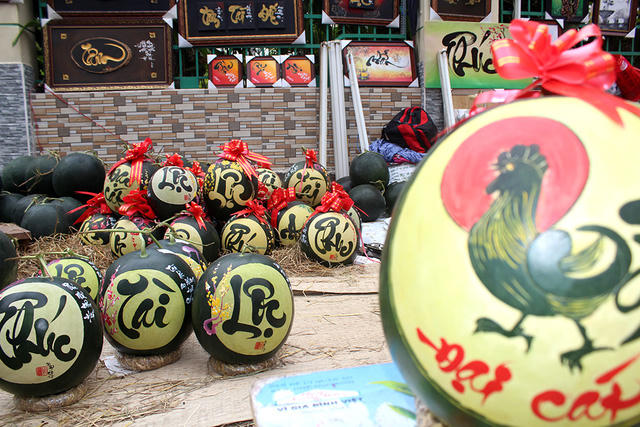 Những quả dưa được khắc hoạ nét độc đáo chỉ có trong dịp Tết.