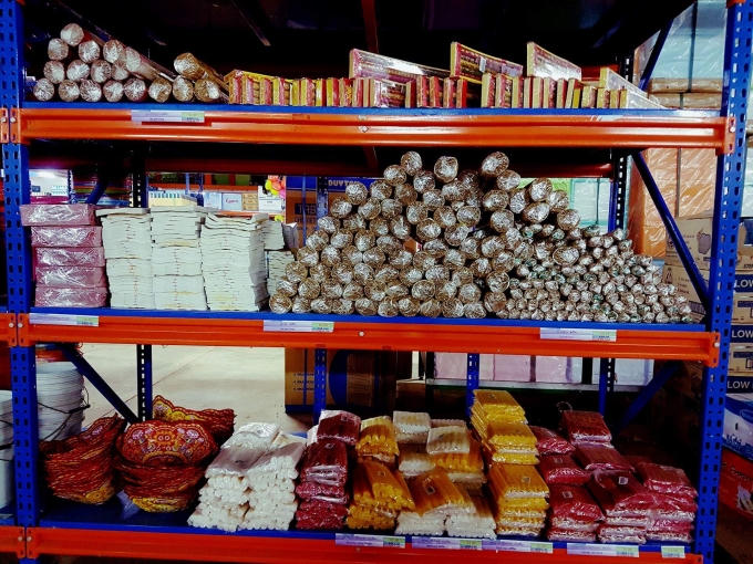 Kho chứa hàng vàng mã, nhang đèn được các chủ cửa hàng chuẩn bị sản trong nhà kho ngay từ đầu tháng.