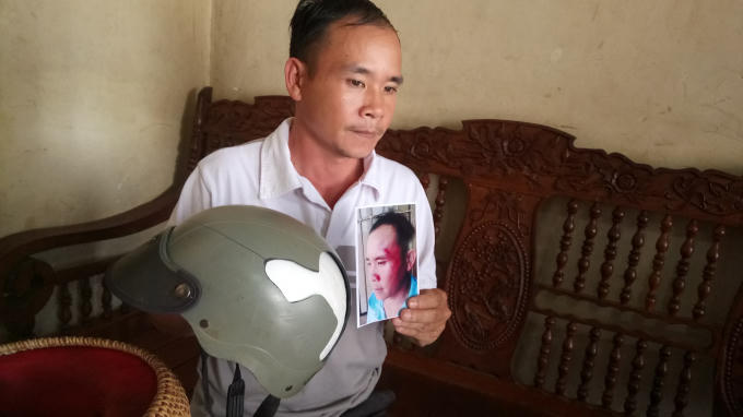 Anh Trần Quốc Tiến đang trình bày về việc bị đánh với phóng viên.