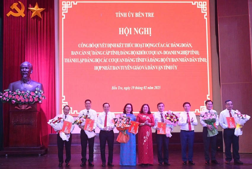 Ông Bùi Văn Bia giữ chức Trưởng Ban Tuyên giáo và Dân vận Tỉnh ủy Bến Tre (thứ 4 từ phải sang trái). Ảnh: Thiện Lê