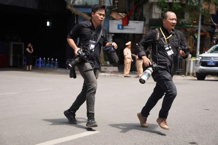 Phóng viên Mạnh Quân, báo Dân Trí và đồng nghiệp chạy đua với thời gian để đưa tin về các sự kiện thời sự. Ảnh: Báo Dân trí