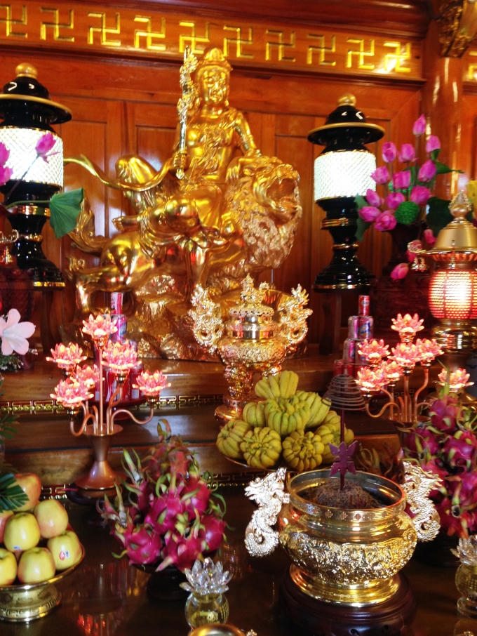 Những bức tượng trong Điện đều được đúc bằng đồng nguyên khối, mạ vàng 9999.