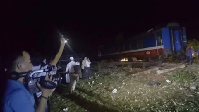Vụ tai nạn đường sắt ở Huế: Khắc phục sự cố xuy&ecirc;n đ&ecirc;m, dự kiến s&aacute;ng mai th&ocirc;ng tuyến trở lại