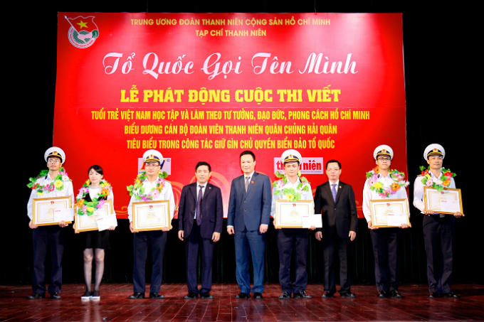 Các Đoàn viên thanh niên vinh dự nhận bằng khen tại lễ phát động.