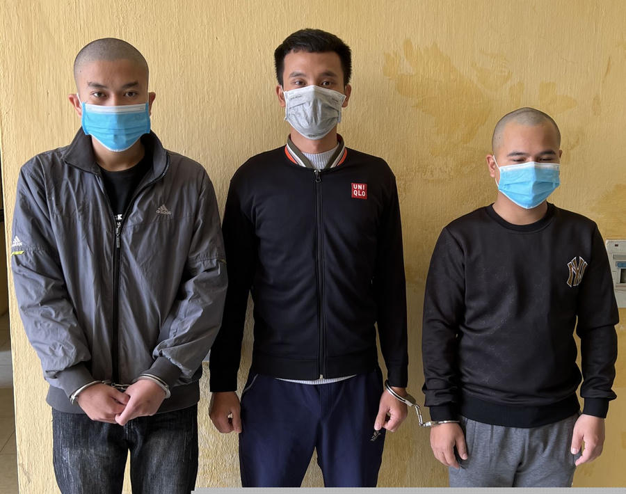3 đối tượng (từ trái qua phải): Văn, Biên, Nông và các tang vật thu giữ