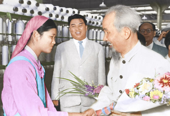 Chủ tịch Hồ Chí Minh cùng Thủ tướng Kim Nhật Thành tham quan Nhà máy Dệt Bình Nhưỡng.   Người sáng lập Triều Tiên Kim Nhật Thành đồng thời là ông nội của lãnh đạo hiện nay Kim Jong-un, từng hai lần đến Việt Nam năm 1958 và 1964. Ông giữ chức thủ tướng Triều Tiên năm 1948 - 1972 và chủ tịch nước năm 1972 -1994.