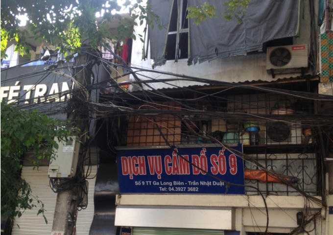 Trên những cửa lan can nhà dân sự nguy hiểm luôn rình rập.