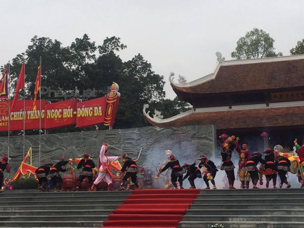 Vua Quang Trung - Nguyễn Huệ cùng nhân dân đánh tan giặc ngoại xâm.