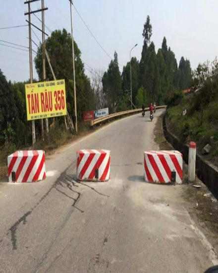 3 trụ được cho là của chủ đầu tư Công ty cổ phần BOT cầu Việt Trì xây dựng chặn đầu cầu Việt Trì cũ không cho người dân qua lại. (Nguồn: Bien19.biz)