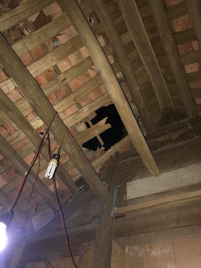 Vụ nổ làm ngôi nhà bị thủng mái, hư hỏng nặng. Ảnh Mỹ Linh Nghiêm.