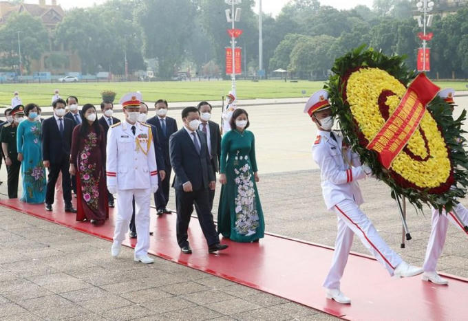 Đoàn đại biểu Thành ủy, HĐND, UBND, MTTQ TP Hà Nội vào Lăng viếng Chủ tịch Hồ Chí Minh.