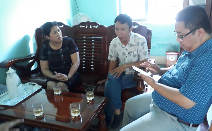 Cô Nguyễn Thị Thu Huệ - Hiệu Trưởng Trường Mầm non Tuổi Hồng đang trao đổi với chúng tôi