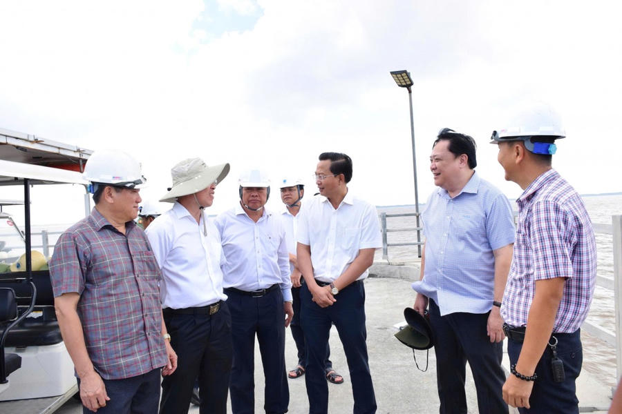 Lãnh đạo tỉnh Cà Mau cùng lãnh đạo Sở, Ban, ngành, địa phương kiểm tra, khảo sát khu điện gió Hòa Bình 1.