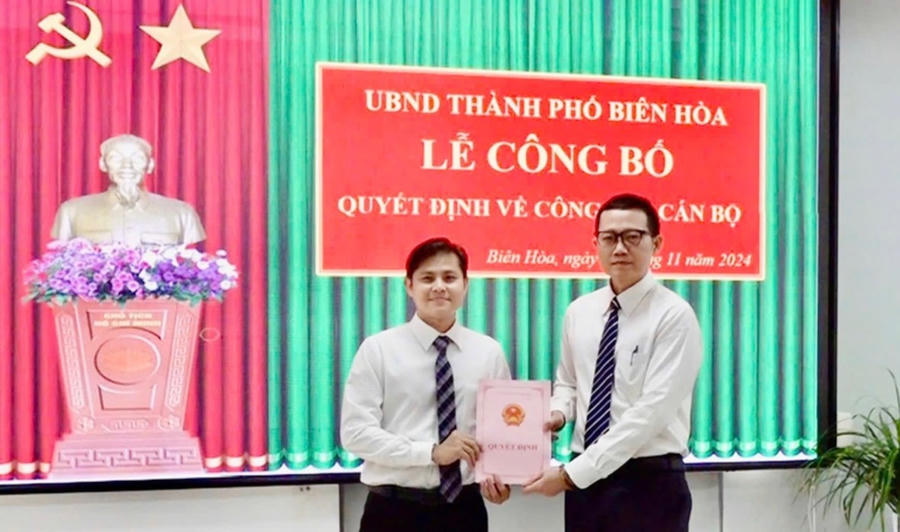 Chủ tịch UBND thành phố Biên Hòa Nguyễn Phong An trao quyết định cho ông Lê Hoàng Tuấn Anh.