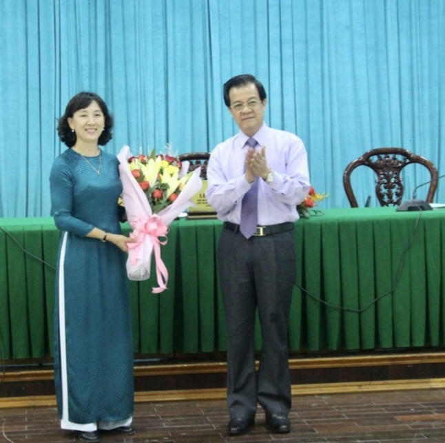 Ông Lê Hồng Quang, Bí thư Tỉnh ủy An Giang tặng hoa chúc mừng bà Nguyễn Thị Minh Thuý được bầu làm Phó Chủ tịch Ủy ban Nhân dân tỉnh An Giang, nhiệm kỳ 2021-2026. (Ảnh: Thanh Sang/TTXVN)