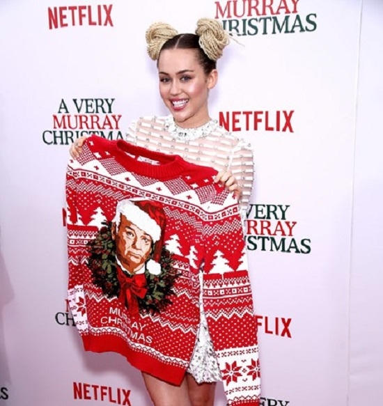 Miley Cyrus khoe chiếc áo len trong mùa Giáng sinh 2015.