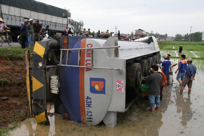 Người dân tranh thủ ra hứng dầu.