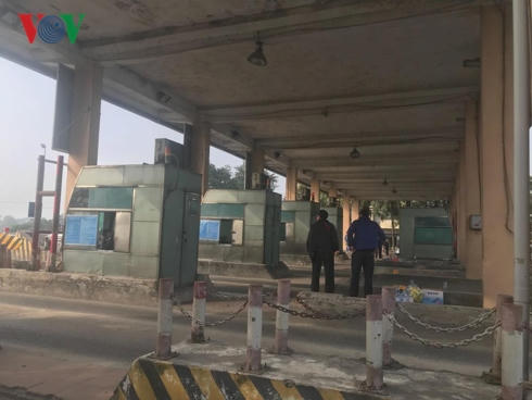 Trạm thu phí BOT Bắc Thăng Long - Nội Bài "thất thủ" nhiều ngày qua.