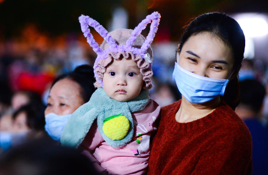 Tại quận 9, em nhỏ hào hứng khi được mẹ cho đi xem bắn pháo hoa (ảnh: Nguyễn Quang)