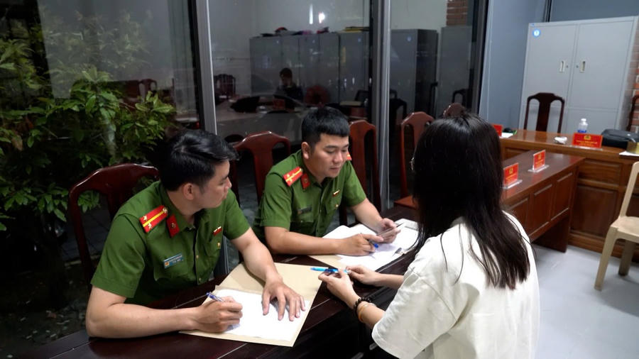 Công an thành phố Huế làm việc với nạn nhân bị bắt cóc online.