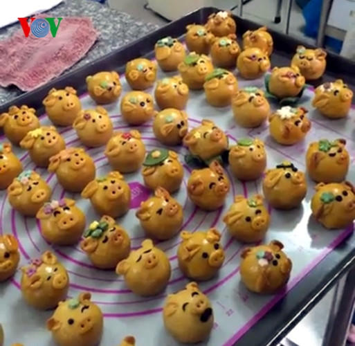 Bánh được bán với giá từ 20 nghìn đến 70 nghìn đồng/chiếc tùy thuộc vào trọng lượng và nhân bánh.