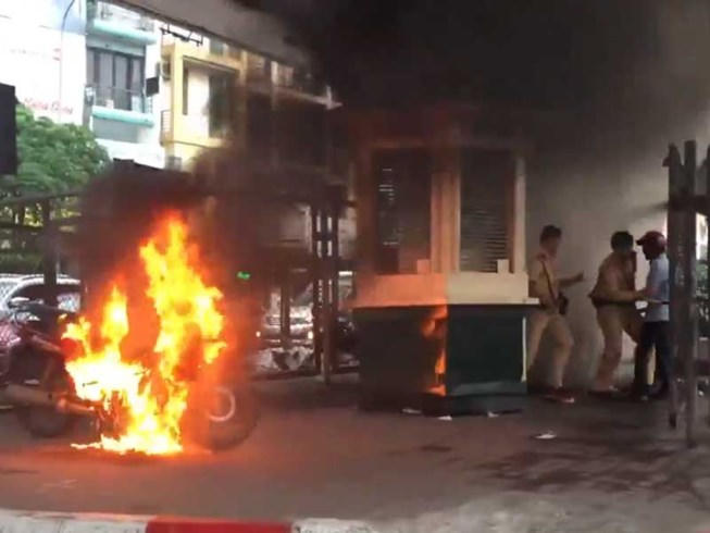 Anh LVQ đốt chiếc xe của mình khi bị CSGT lập biên bản tạm giữ phương tiện. Ảnh: TP